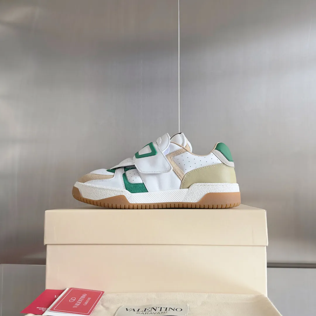 [Valentino] P: 880💰 Couple model, size: ▪️Size: Women's model 35-40 / Men's model 39-44 (45 customized) Valentino Valentino Couple model Joie de Jouer series Velcro Thick sole Bread shoes Couple model Casual sports shoes White shoes Original purchase and development Production Joie de Jouer series The style is simple but not out of style. The pure white base is paired with fresh green and soft beige, and the unique Velcro design highlights your personality. Every detail tells the fashion and quality. Wear it, take a confident step, and start the fashion journey. Exquisite packaging at the delivery counter🛍📦 ▪️Fabrics: Original custom imported first-layer cowhide ▪️Inner lining: Original custom-made soft sheepskin lining ▪️Outsole: Original open-molded anti-slip TPU material ▪️Sole thickness: 3.5CM